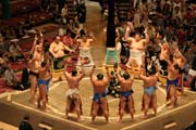 Sumo z�pasn�ci se p�edstavuj�. Tokio. Japonsko.
