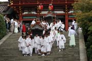 Tsurugaoka Hachiman-gu Shrine Reitaisai (Ka�doro�n� Festival) - t�i mikoshi (p�enosn� olt��e) a dal�� v�ci, jako Jinme (svat� kon�), Nishiki hata (vlajky), Hoko (plavidlo) a Tachi (me�) jsou neseny v proces� Shinko Sai (p�ehl�dka Mikoshi). Kamakura. Japonsko.