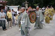 Tsurugaoka Hachiman-gu Shrine Reitaisai (Ka�doro�n� Festival) svatyn� Tsurugaoka Hachiman-gu. M�sto Kamakura. Japonsko.