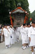 Tsurugaoka Hachiman-gu Shrine Reitaisai (Ka�doro�n� Festival) svatyn� Tsurugaoka Hachiman-gu. M�sto Kamakura. Japonsko.