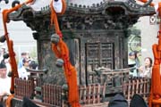 Tsurugaoka Hachiman-gu Shrine Reitaisai (Ka�doro�n� Festival) svatyn� Tsurugaoka Hachiman-gu. Mikoshi (p�enosn� olt��). M�sto Kamakura. Japonsko.