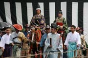 Tsurugaoka Hachiman-gu Shrine Reitaisai (Ka�doro�n� Festival) svatyn� Tsurugaoka Hachiman-gu. Tento den se kon� Yabusame - tradi�n� japonsk� lukost�elba z kon�. M�sto Kamakura. Japonsko.