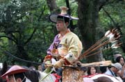Tsurugaoka Hachiman-gu Shrine Reitaisai (Ka�doro�n� Festival) svatyn� Tsurugaoka Hachiman-gu. Tento den se kon� Yabusame - tradi�n� japonsk� lukost�elba z kon�. M�sto Kamakura. Japonsko.