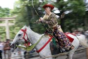 Tsurugaoka Hachiman-gu Shrine Reitaisai (Ka�doro�n� Festival) svatyn� Tsurugaoka Hachiman-gu. Tento den se kon� Yabusame - tradi�n� japonsk� lukost�elba z kon�. M�sto Kamakura. Japonsko.