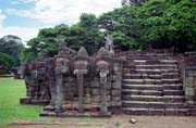 Terasa slon� v chr�mov�m komplexu Angkor Thom. Oblast chr�m� Angkor Wat. Kambod�a.
