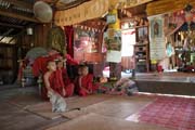 M�stn� buddhistick� monasterie u kempu s pracovn�mi slony. Okol� m�sta Taungoo. Myanmar (Barma).