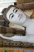 Zn�m� le��c� Buddha (55 metr� dlouh�, 16 metru vysok�) - Shwethalyaung Buddha, m�sto Bago. Myanmar (Barma).
