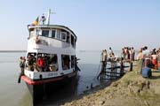 Vl�dn� ferry jezd�c� na trase Sittwe - Mrauk U. Myanmar (Barma).