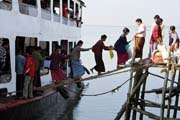 Nastupov�n� po �zk�m prkn� nen� ��dn� med. Vl�dn� ferry jezd�c� na trase Sittwe - Mrauk U. Myanmar (Barma).