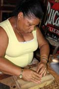 V�roba doutn�k�, Real Fabrica de Tabacos Partag�s, centr�ln� Havana (Centro Habana). Kuba.