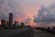 Z�pad slunce nad Malec�nem, Havana. Kuba.