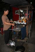 Pouli�n� st�nek se sma�enou r��� (nasi goreng). Jakarta. J�va,  Indon�sie.
