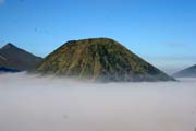 Gunung Bromo v rann�ch mrac�ch. J�va,  Indon�sie.