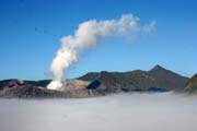 Gunung Bromo v rann�ch mrac�ch. J�va,  Indon�sie.