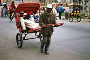 M�stn� doprava pousse-pousse, Antsirabe. Madagaskar.