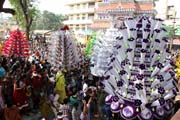 Thaipooya Mahotsavam Festival a ritu�ln� tanec Kavadiyattom. Chr�m Sree Maheswara Temple v Koorkancheri ve m�st� Thrissur, Kerala. Indie.