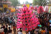 Thaipooya Mahotsavam Festival a ritu�ln� tanec Kavadiyattom. Chr�m Sree Maheswara Temple v Koorkancheri ve m�st� Thrissur, Kerala. Indie.