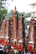 Thaipooya Mahotsavam Festival a ambalakkavadi - vysok� a bohat� dekorovan� model chr�mu, kte�� nesou na ramenou mu�i a tan�� s n�m. Chr�m Sree Maheswara Temple v Koorkancheri ve m�st� Thrissur, Kerala. Indie.